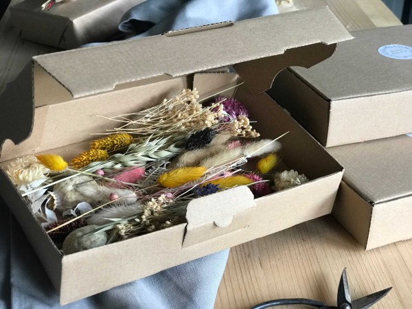 Bunte Trockenblumen in Schachteln