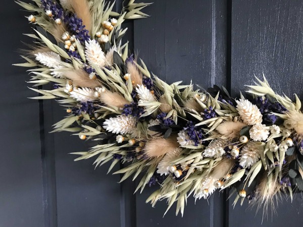 Detailansicht Kranz aus Trockenblumen, Hafer & Lavendel